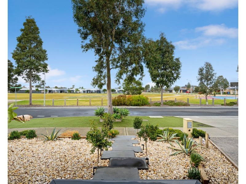 7 Blue Bush Way, Cranbourne East VIC 3977