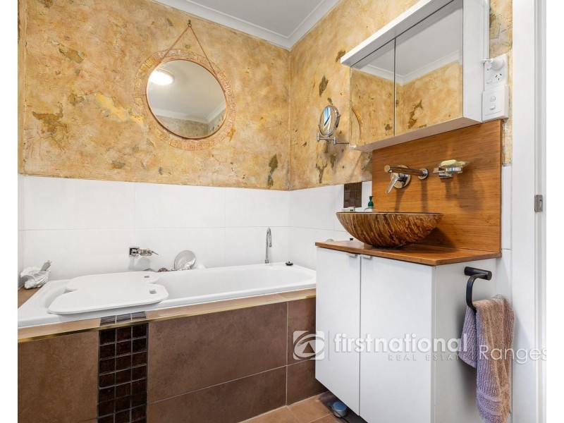 24 Amphlett Avenue, Cockatoo VIC 3781