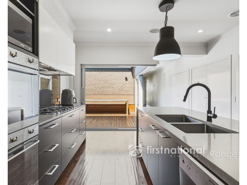 5 Headland Way, Cranbourne East VIC 3977