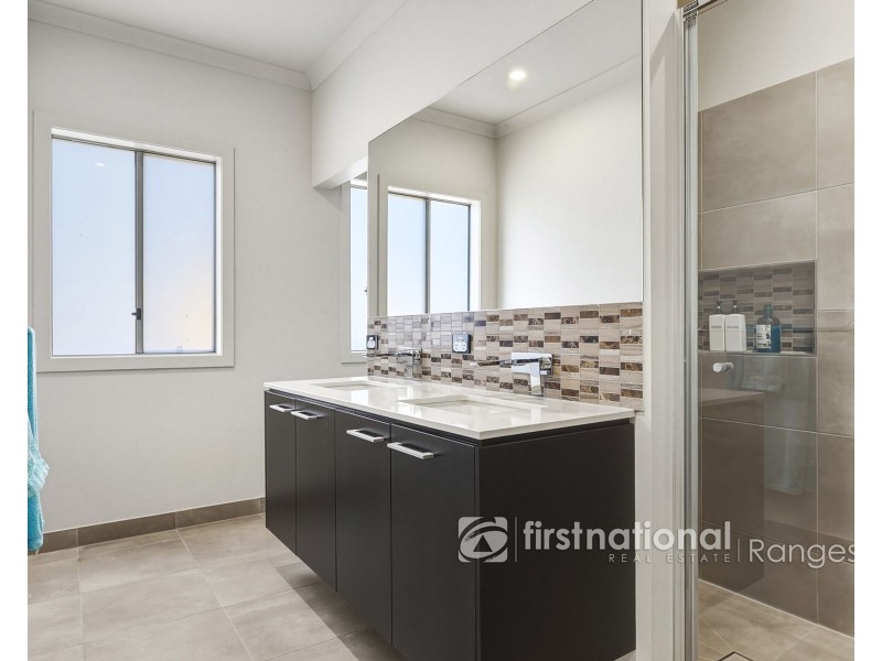 5 Headland Way, Cranbourne East VIC 3977