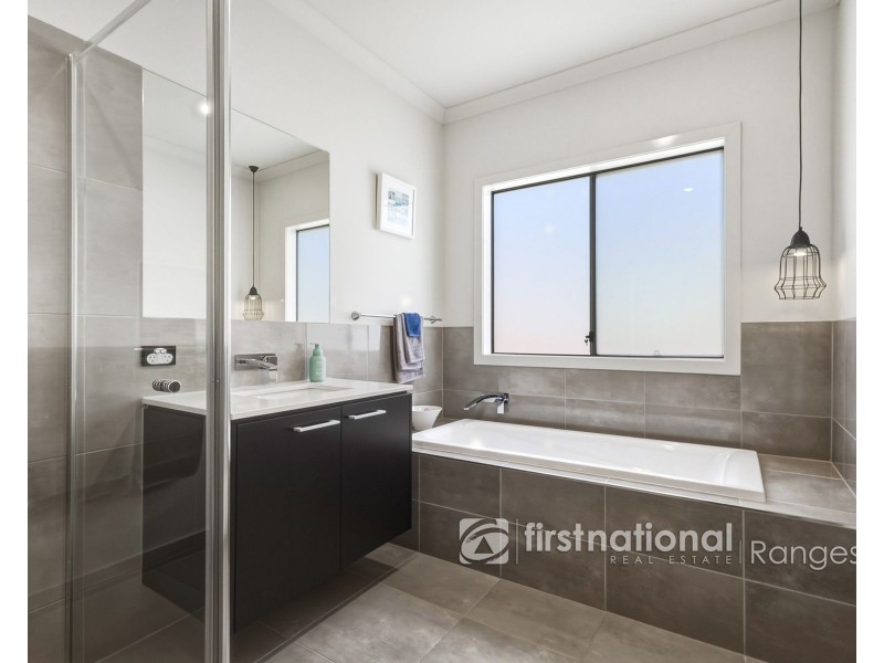 5 Headland Way, Cranbourne East VIC 3977