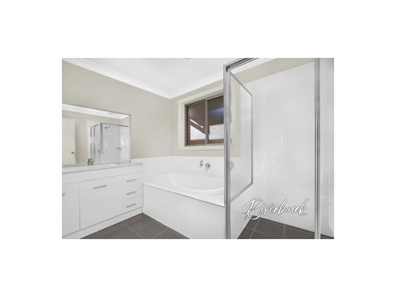 27 Young Circuit, Elderslie NSW 2570