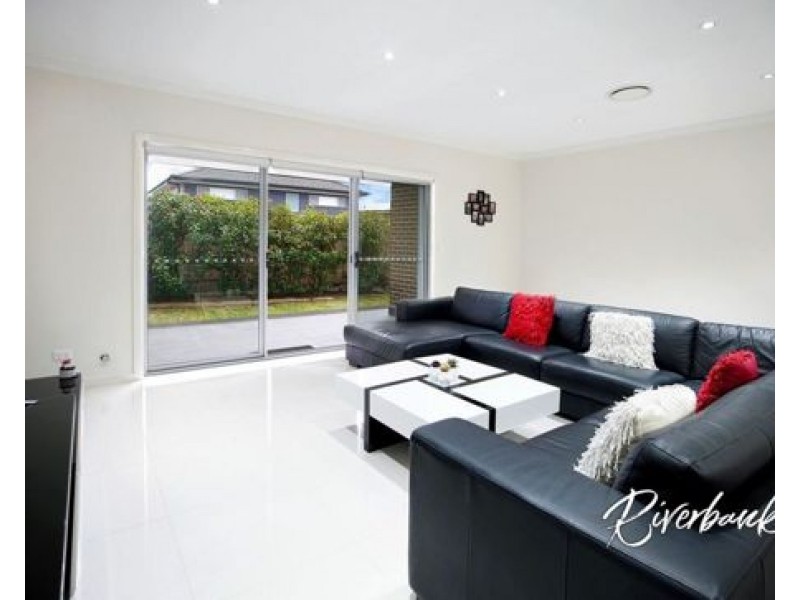 5 James Riley Drive, Glenmore Park NSW 2745