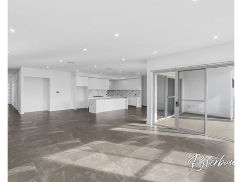 5 Hoxton Place, Spring Farm NSW 2570