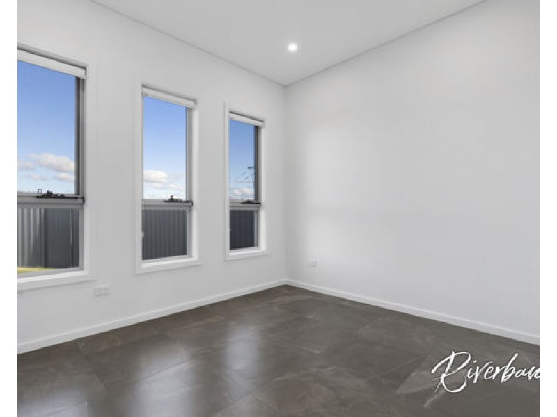 5 Hoxton Place, Spring Farm NSW 2570