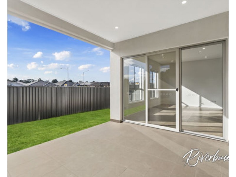 5 Hoxton Place, Spring Farm NSW 2570