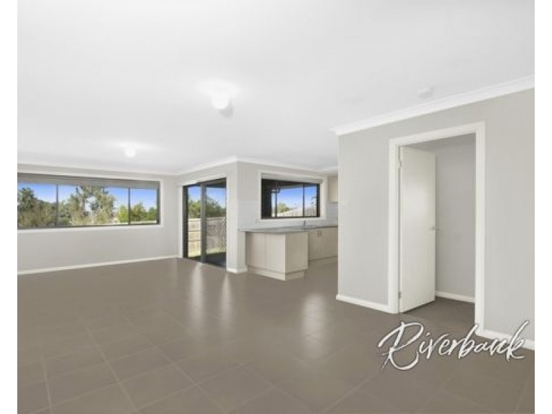 27 Young Circuit, Elderslie NSW 2570