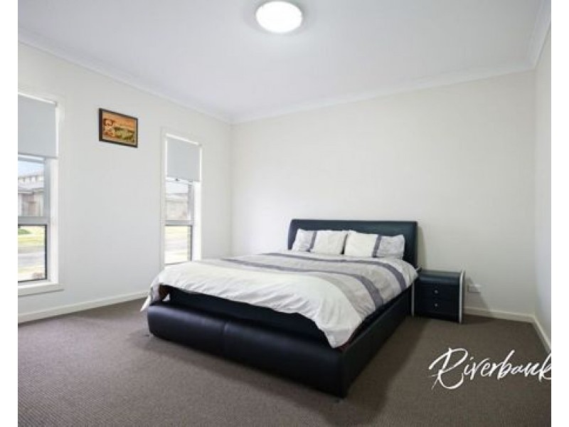 5 James Riley Drive, Glenmore Park NSW 2745