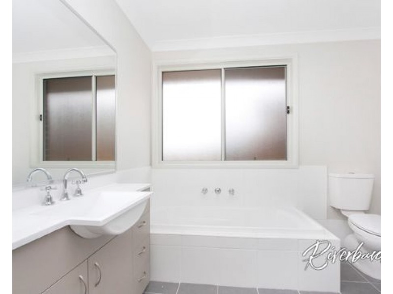 4 Fortune Street, Glenfield NSW 2167