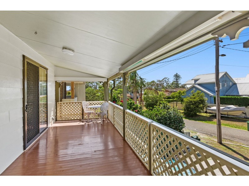 8 Cudgee Avenue, Summerland Point NSW 2259
