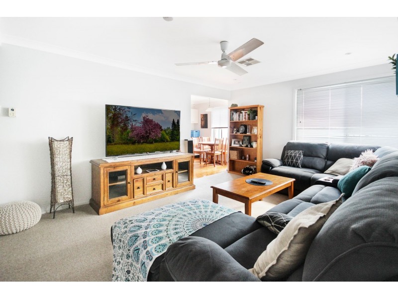 90 Griffith Street, Mannering Park NSW 2259