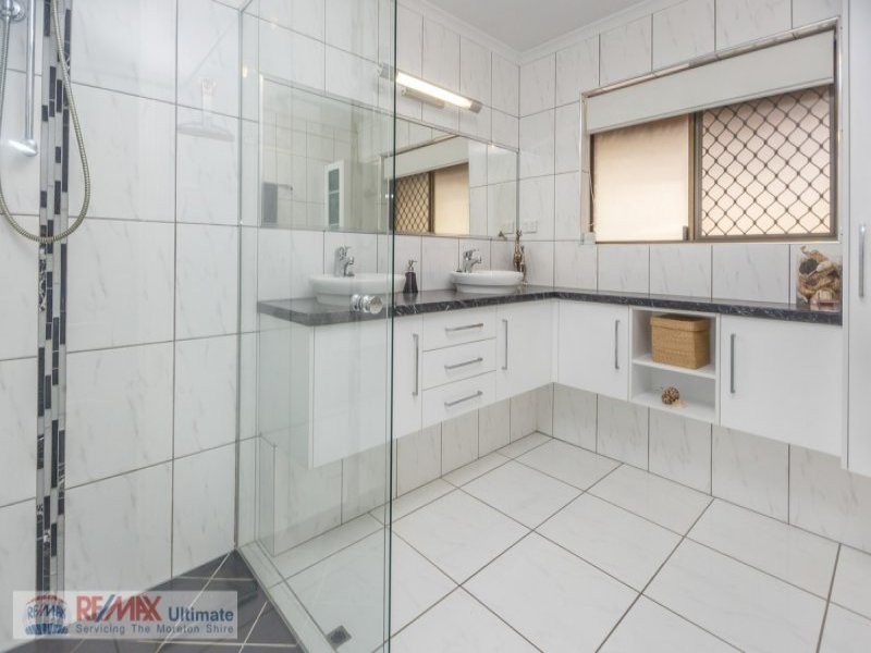 10 Arvon Avenue, Beachmere QLD 4510