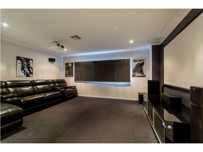 1 Mecklem Court, Ningi QLD 4511