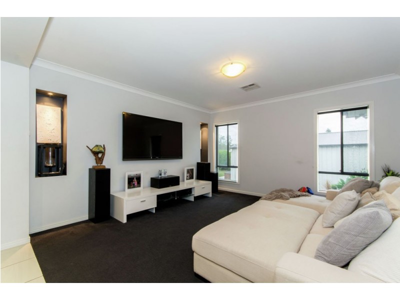 1 Mecklem Court, Ningi QLD 4511
