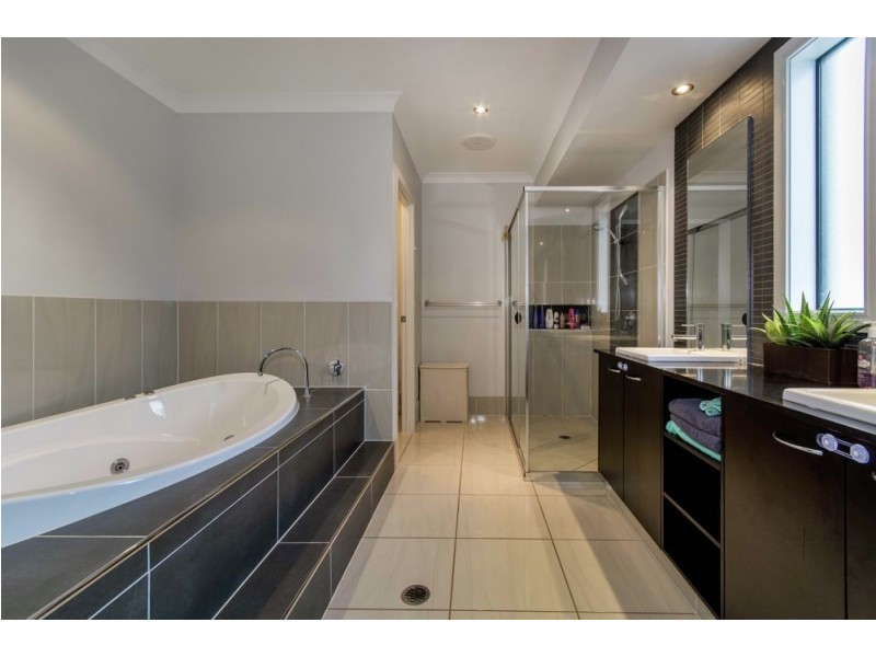 1 Mecklem Court, Ningi QLD 4511