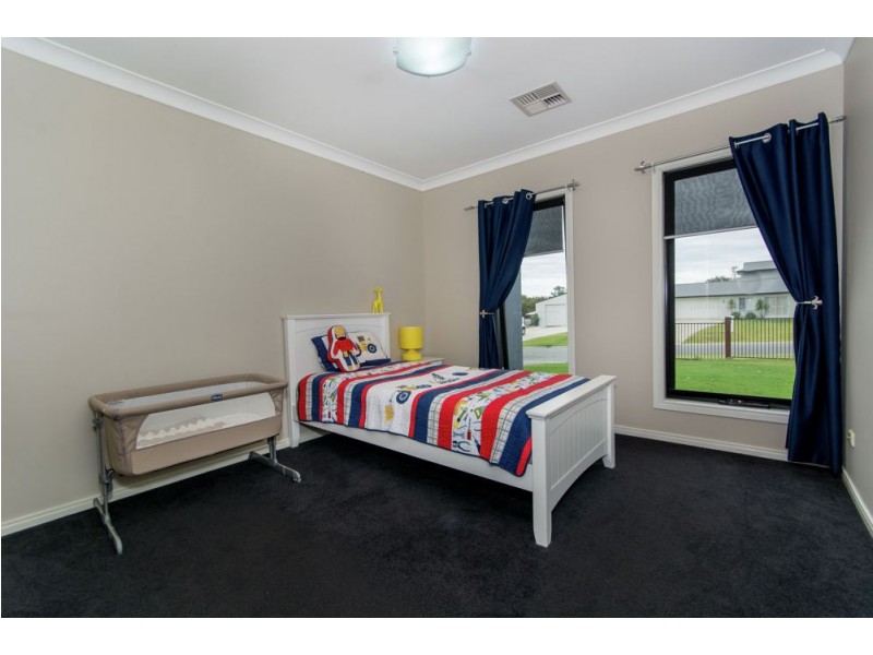 1 Mecklem Court, Ningi QLD 4511