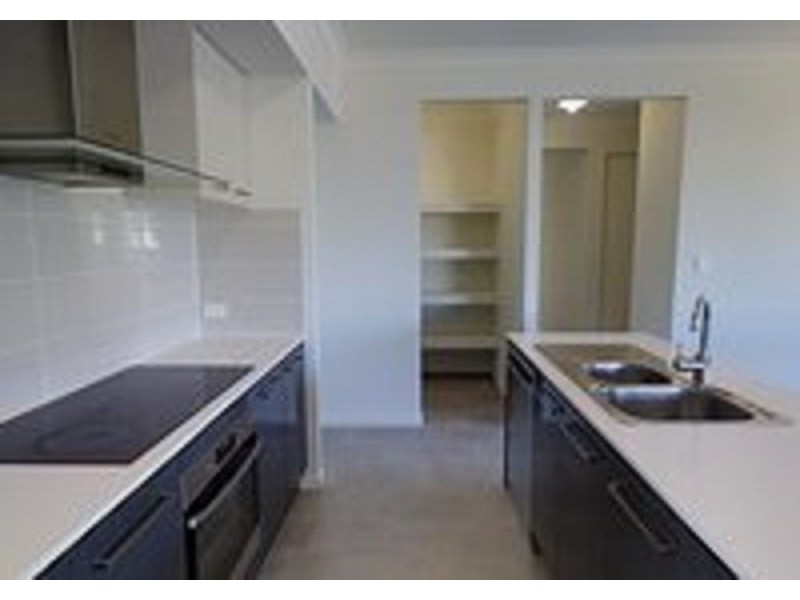 33 Adam Street, Beachmere QLD 4510