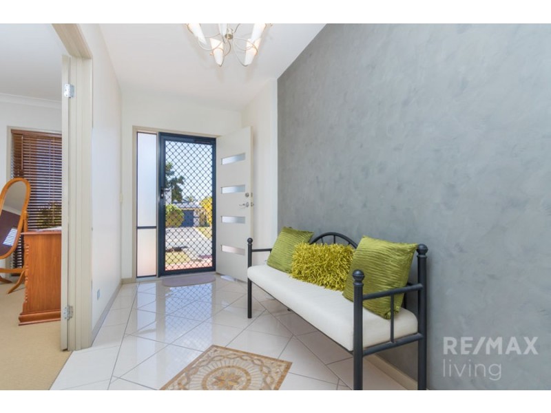 1 Bronte Place, Sandstone Point QLD 4511