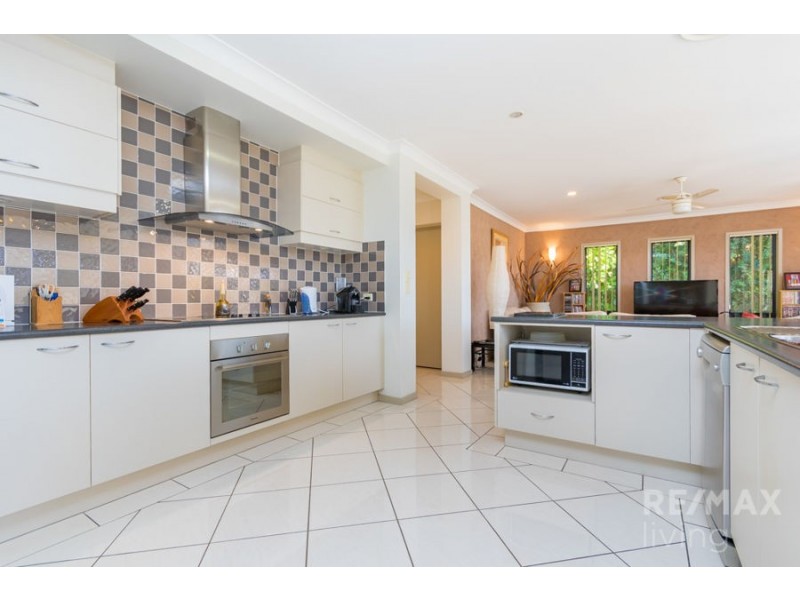 1 Bronte Place, Sandstone Point QLD 4511