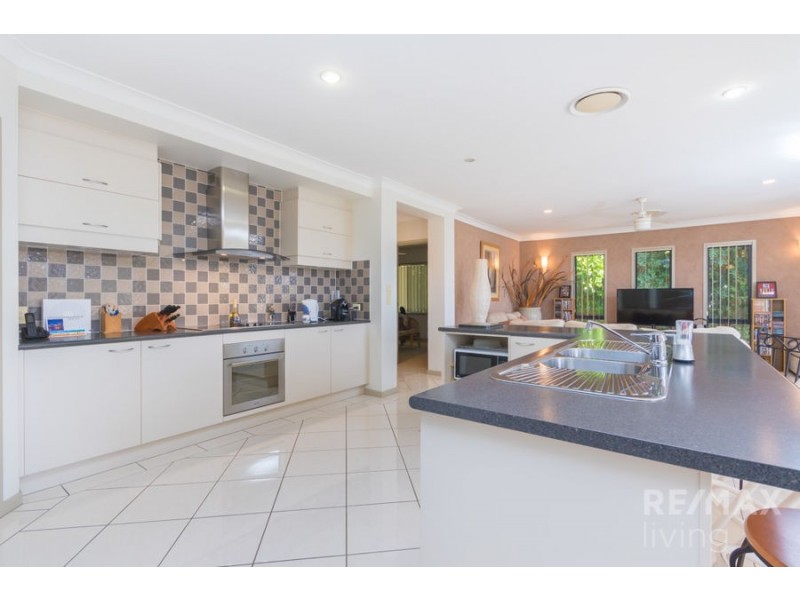 1 Bronte Place, Sandstone Point QLD 4511