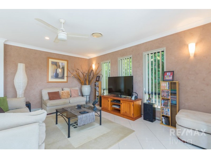 1 Bronte Place, Sandstone Point QLD 4511