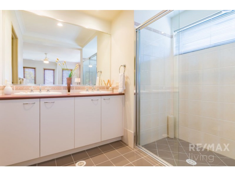 1 Bronte Place, Sandstone Point QLD 4511