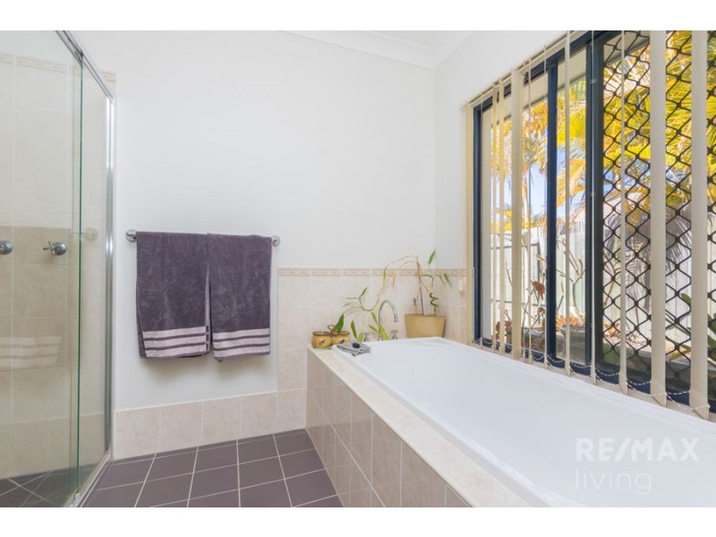 1 Bronte Place, Sandstone Point QLD 4511