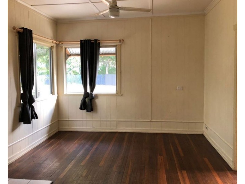 868 Beachmere Road, Beachmere QLD 4510