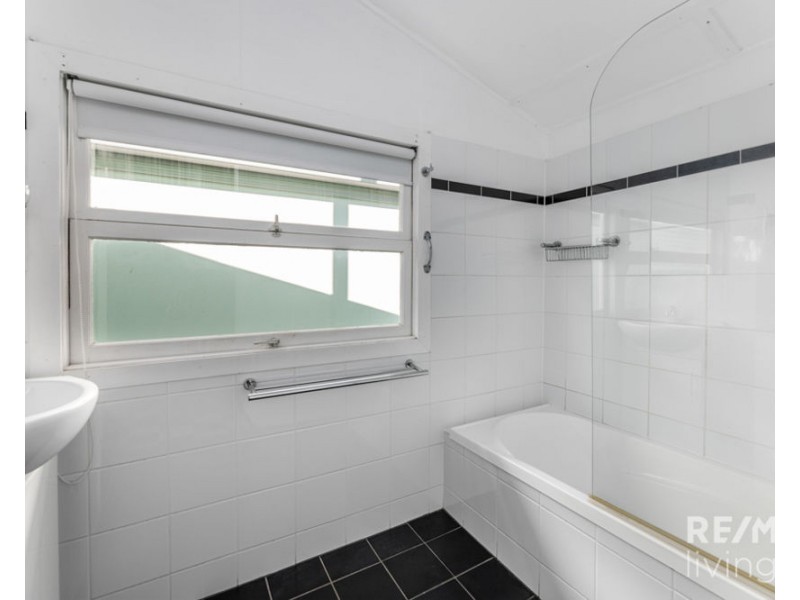 5 Hall Avenue, Bongaree QLD 4507