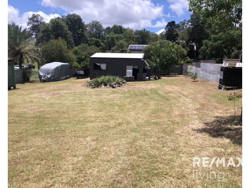 16 Nelson Street, Proston QLD 4613