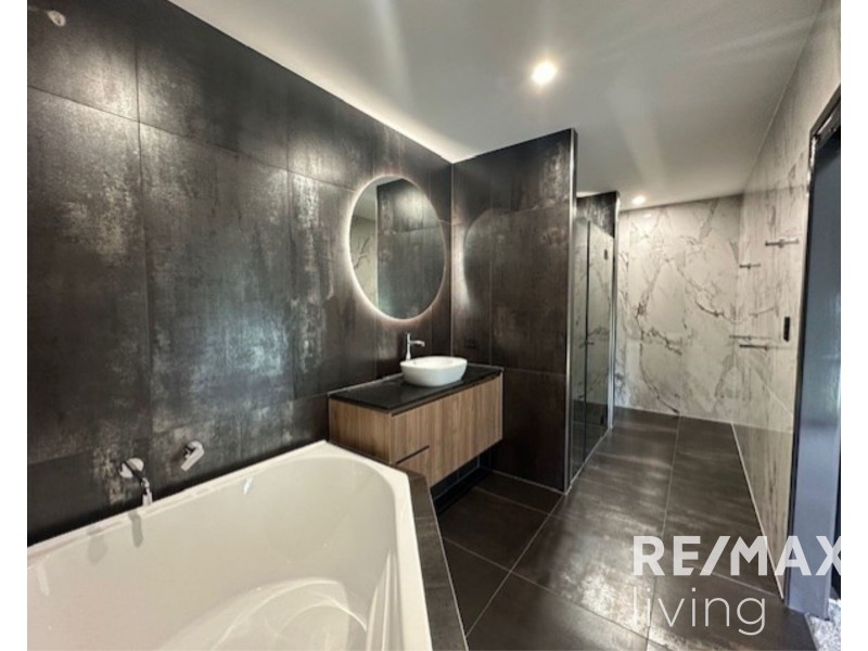 9 Jacana Place, Winya QLD 4515