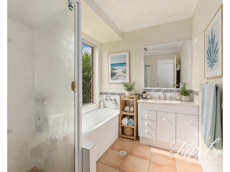 6 Solo Court, Beachmere QLD 4510