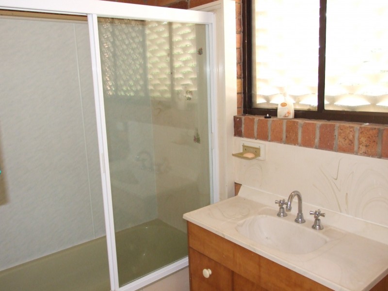 18 Randolph Street, Beachmere QLD 4510