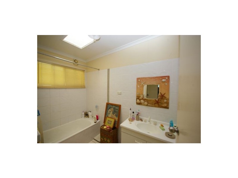 15 Dwyer Street, Beachmere QLD 4510