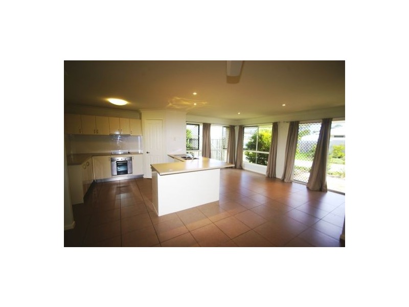 Villa 5/3-5 Weeroona Ave, Beachmere QLD 4510