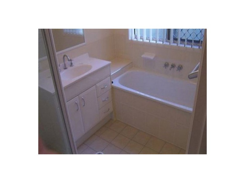 16 Eugenia Av, Rothwell QLD 4022