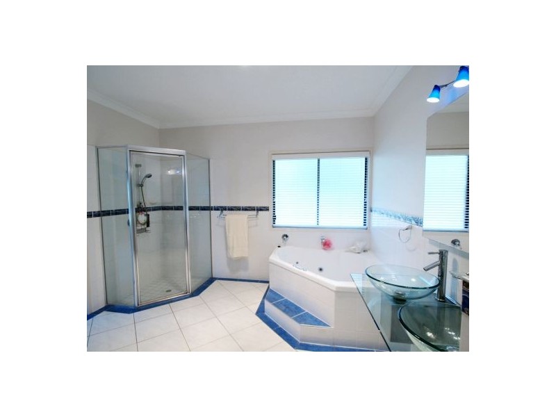 105 Campbell Parade, Beachmere QLD 4510