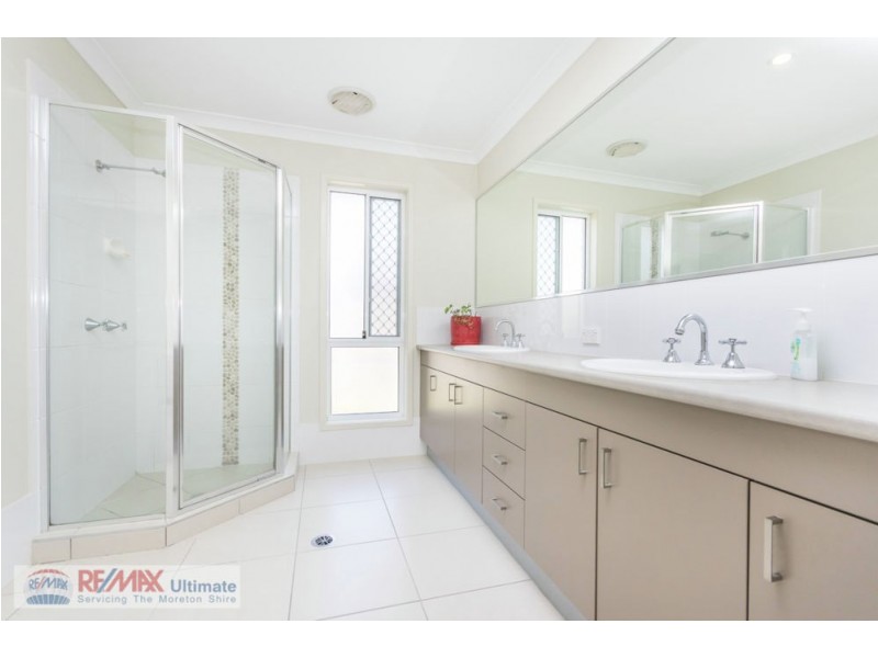 17 Adam Street, Beachmere QLD 4510