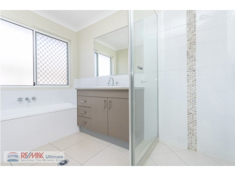 17 Adam Street, Beachmere QLD 4510