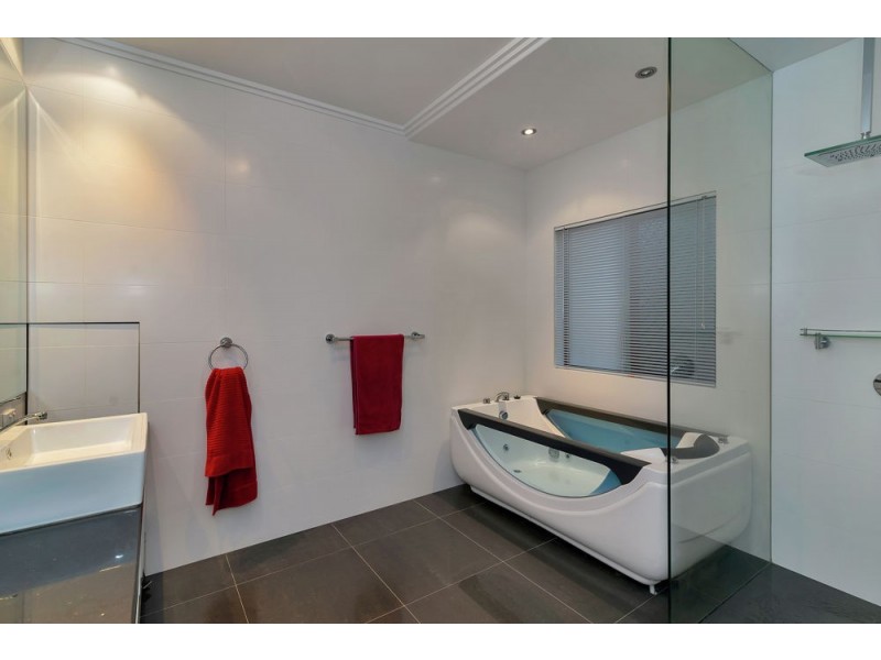 1 Rosewall Court, Mount Kynoch QLD 4350