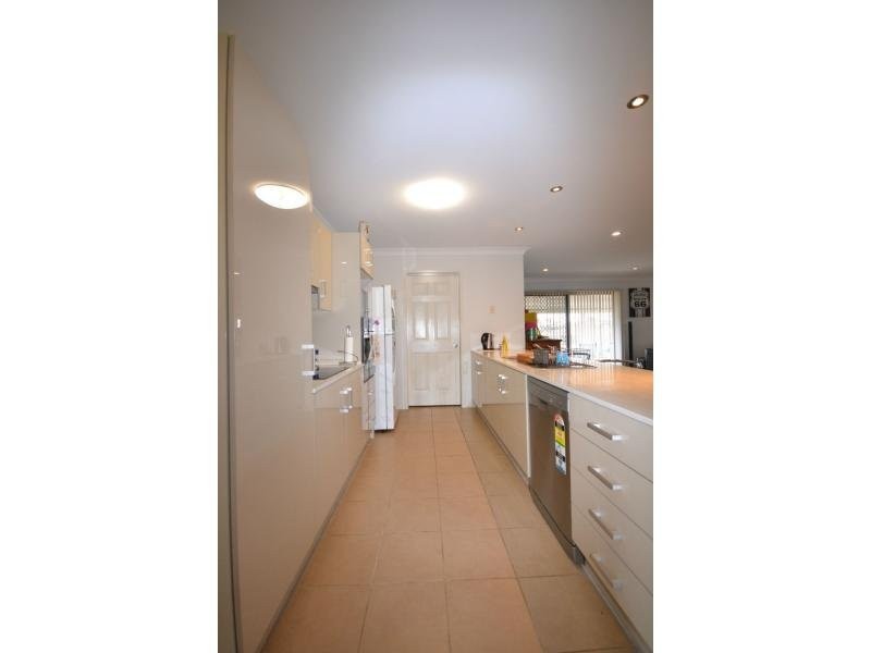 16 Phipps Drive, Meringandan West QLD 4352