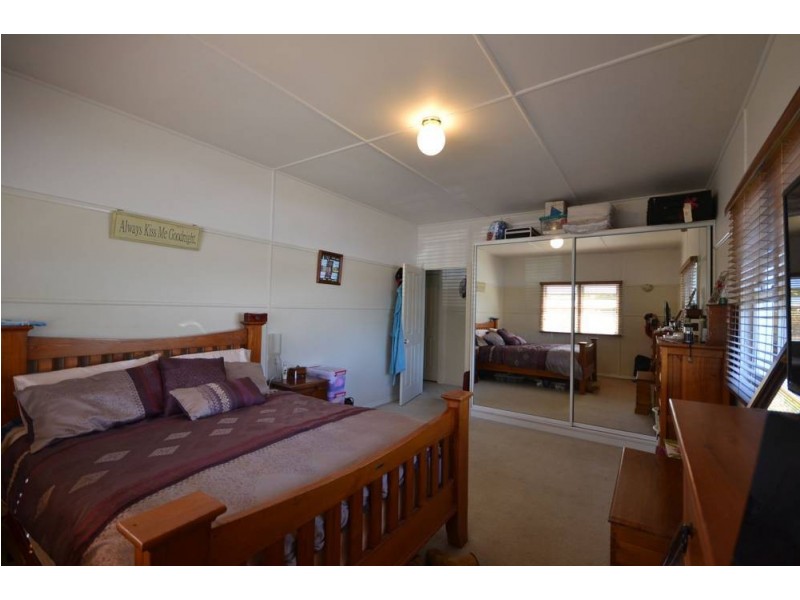 78 North Street, Mount Lofty QLD 4350