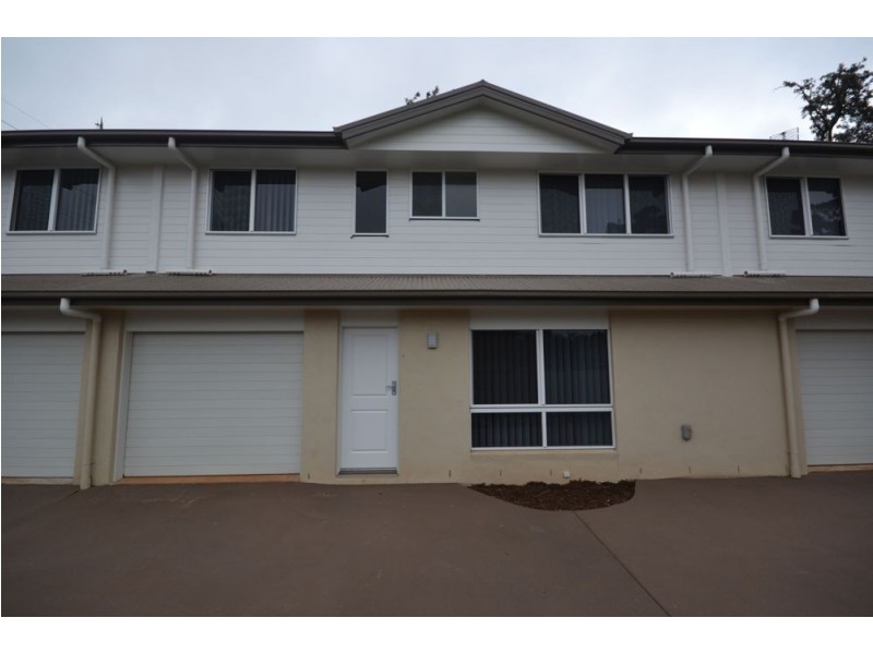 2/421 Tor Street, Newtown QLD 4350