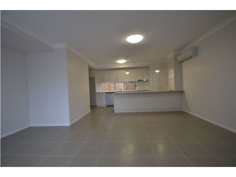 2/421 Tor Street, Newtown QLD 4350