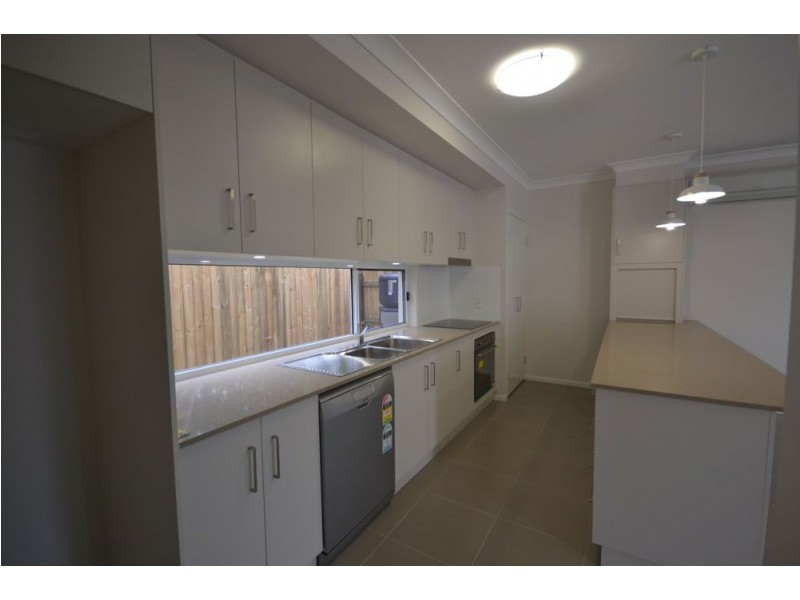 2/421 Tor Street, Newtown QLD 4350
