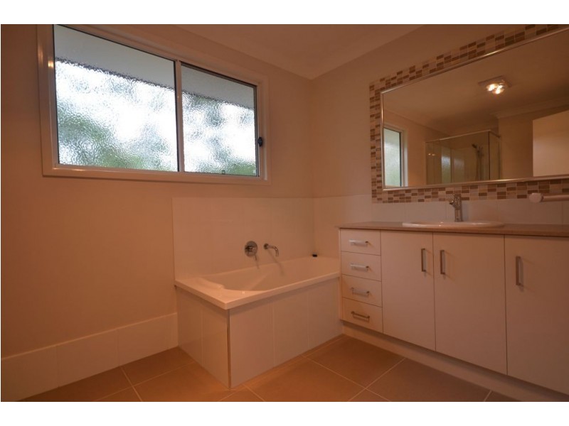 2/421 Tor Street, Newtown QLD 4350