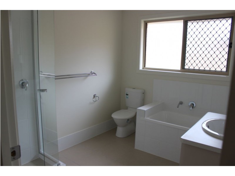 4 Preston Court, Glenvale QLD 4350