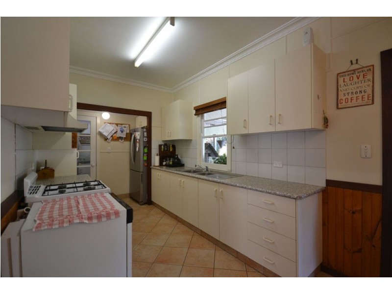 78 North Street, Mount Lofty QLD 4350