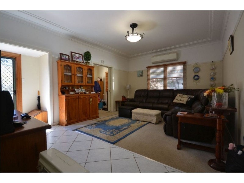 78 North Street, Mount Lofty QLD 4350