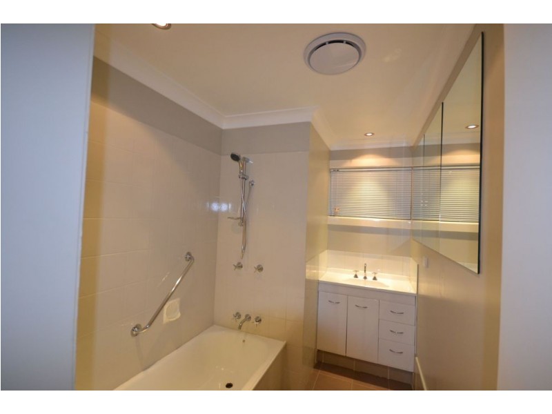 2/353 Tor Street, Wilsonton QLD 4350